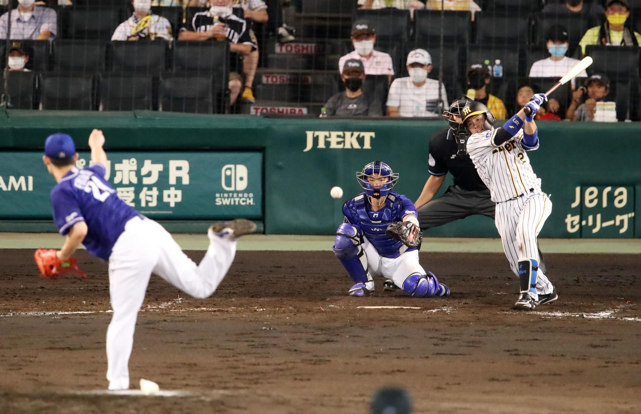 阪神対中日　3回裏阪神1死、梅野は中前打を放つ。投手は福谷（撮影・加藤哉）
