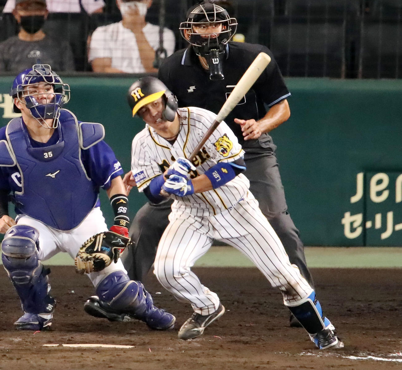 阪神対中日　8回裏阪神2死、梅野は左線二塁打を放つ（撮影・加藤哉）