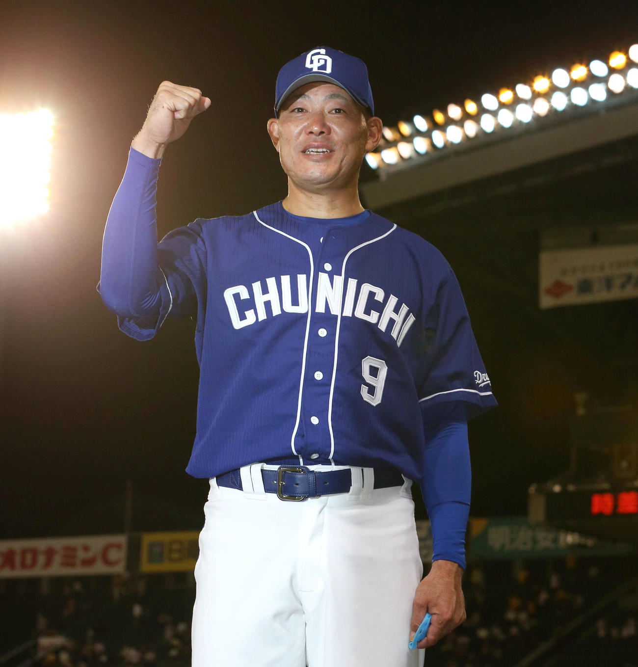 阪神対中日　ヒーローインタビュー後、笑顔で記念撮影に応じる福留（撮影・上山淳一）