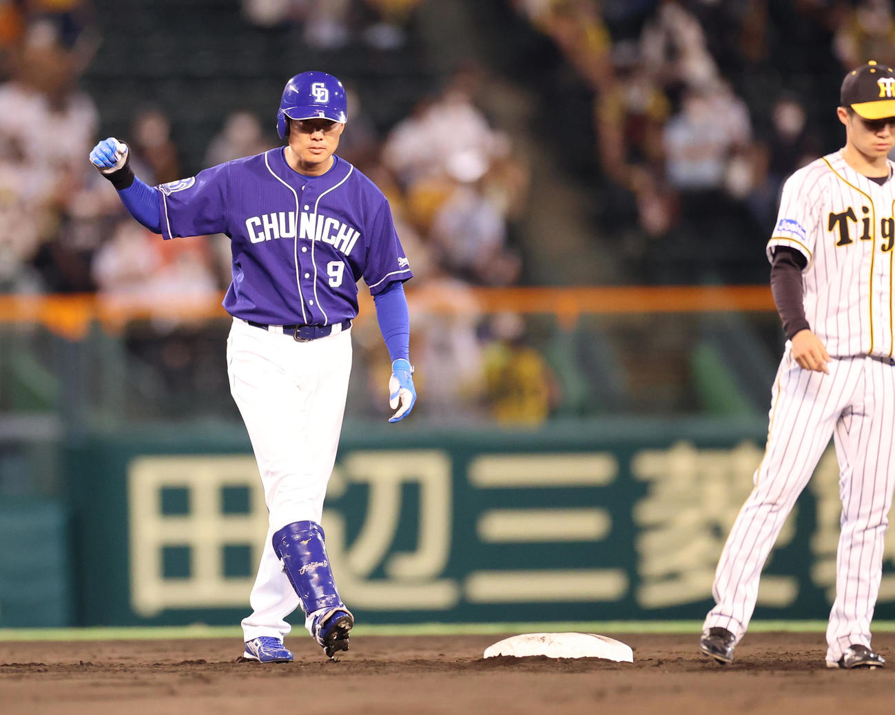 阪神対中日　7回表中日2死一、二塁、右越え適時二塁打を放ちガッツポーズをみせる福留（撮影・清水貴仁）