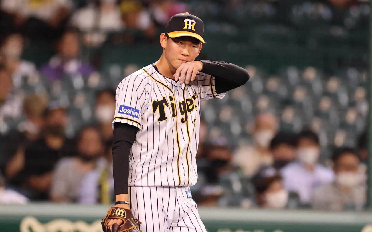 阪神対中日　7回表中日2死一、二塁、福留に右越え適時二塁打を打たれた及川（撮影・清水貴仁）