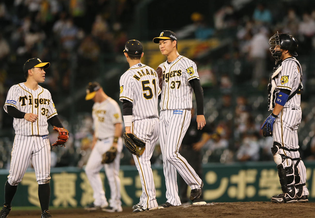 阪神対中日　7回表中日2死一、二塁、打者福留を前に、及川（右から2人目）の元に集まる阪神内野陣（撮影・上山淳一）