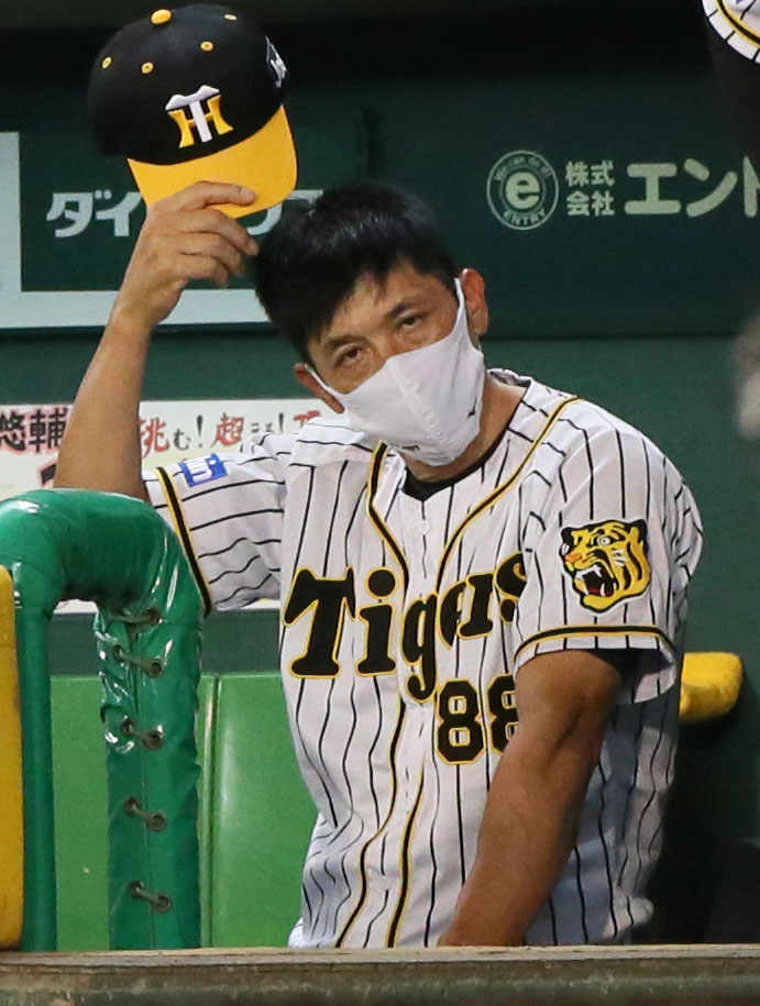 阪神対中日　ベンチで頭をかく矢野監督（撮影・上山淳一）