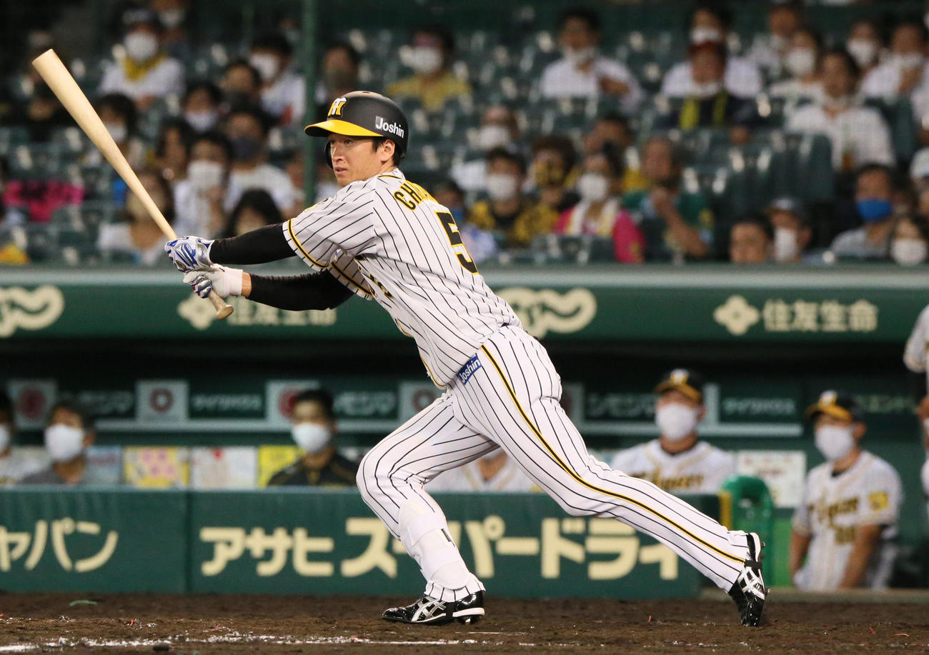 阪神対中日　5回裏阪神無死満塁、近本は左前適時打を放つ（2021年8月31日撮影）