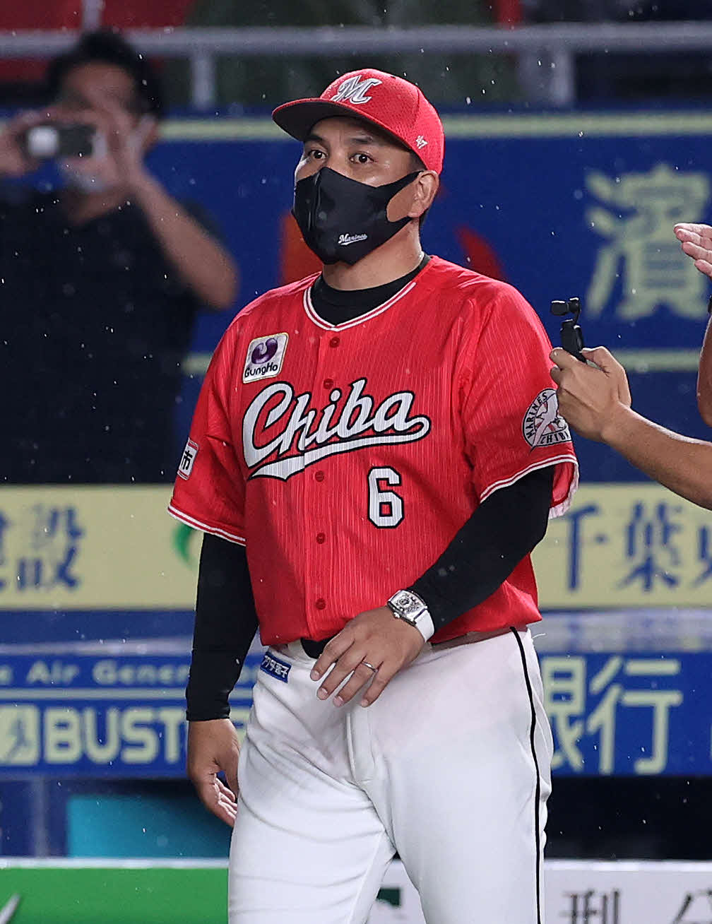 ロッテ対西武　勝利し選手を迎えるロッテ井口監督（撮影・鈴木正人）