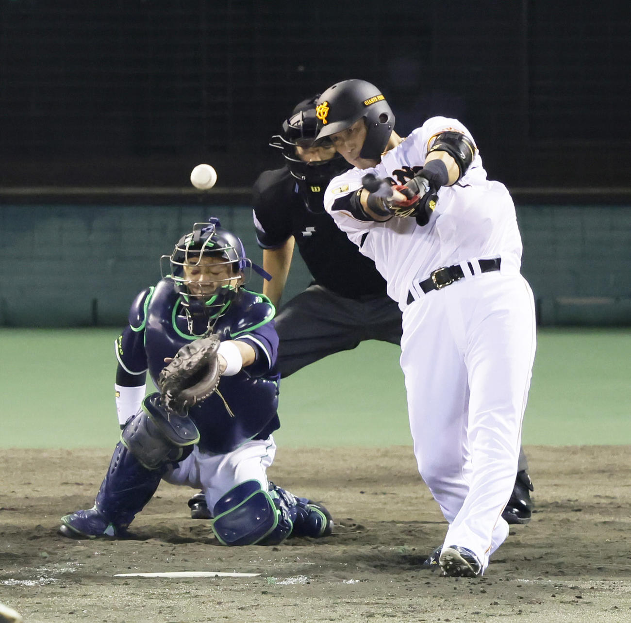 巨人対ヤクルト　7回裏巨人無死、中越え二塁打を放つ中田（撮影・足立雅史）