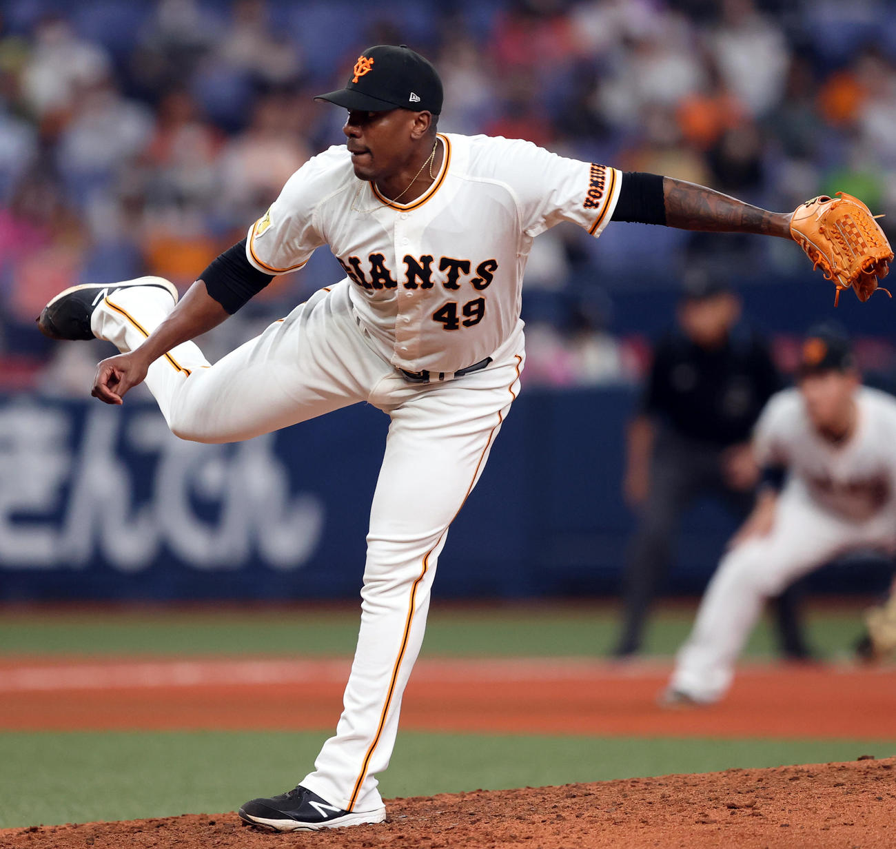巨人対ヤクルト　9回表から登板するビエイラ（撮影・狩俣裕三）