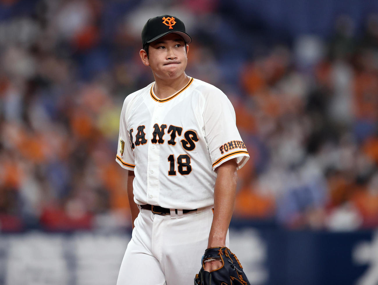 巨人対ヤクルト　5回表を抑え、口を真一文字にベンチに戻る菅野（撮影・狩俣裕三）