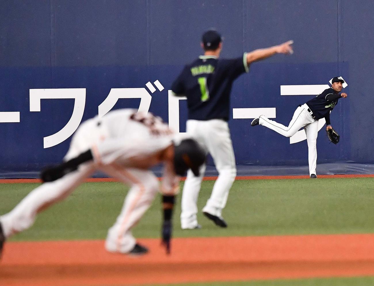 巨人対ヤクルト　6回裏巨人1死一塁、岡本の右飛を捕球し一塁を飛び出した吉川を刺すサンタナ（撮影・上田博志）