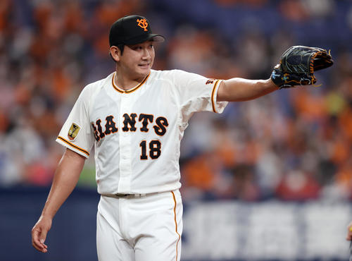 巨人対ヤクルト 1回表を終え、チームメートに声をかける巨人先発の菅野(撮影・狩俣裕三)