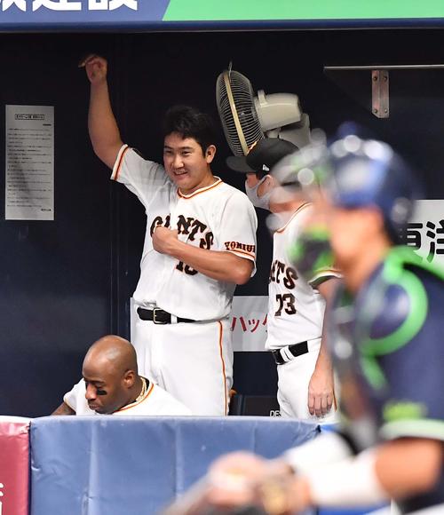 巨人対ヤクルト 桑田コーチ(右)に声を掛けられ笑顔を見せる菅野(撮影・上田博志)