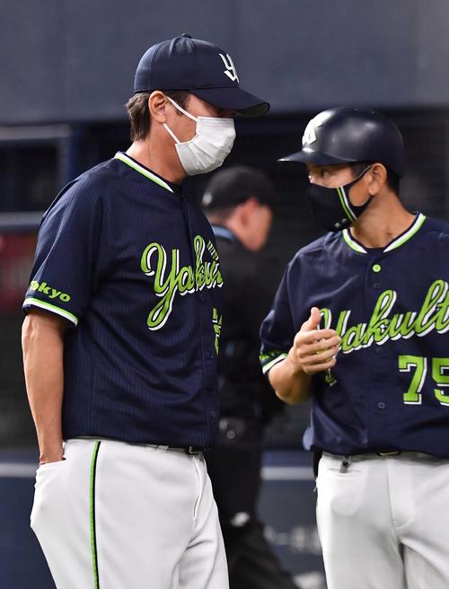 巨人対ヤクルト 選手交代を告げベンチに引き揚げる高津監督(撮影・上田博志)
