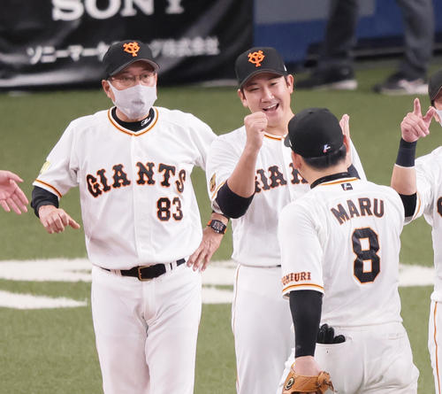 巨人対ヤクルト 勝利し笑顔で丸とタッチを交わす菅野(中央)。左は原監督(撮影・足立雅史)
