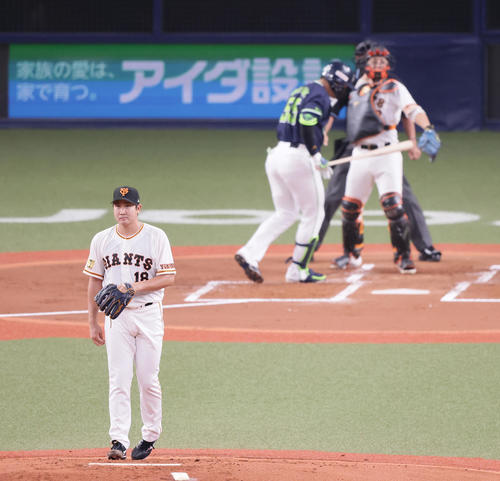 巨人対ヤクルト 2回表ヤクルト無死、村上を空振り三振に仕留めた菅野(撮影・足立雅史)