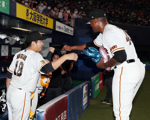 巨人対ヤクルト 試合後、タッチを交わす菅野(左)とビエイラ(撮影・狩俣裕三)