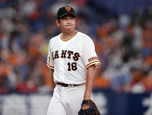 巨人対ヤクルト 5回表を抑え、口を真一文字にベンチに戻る菅野(撮影・狩俣裕三)
