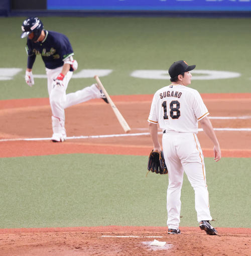 巨人対ヤクルト 6回表ヤクルト2死、塩見(左)にチーム初安打を許す菅野(撮影・足立雅史)