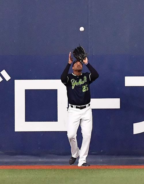 巨人対ヤクルト 6回裏巨人1死一塁、岡本和真の右飛を受けるサンタナ(撮影・上田博志)