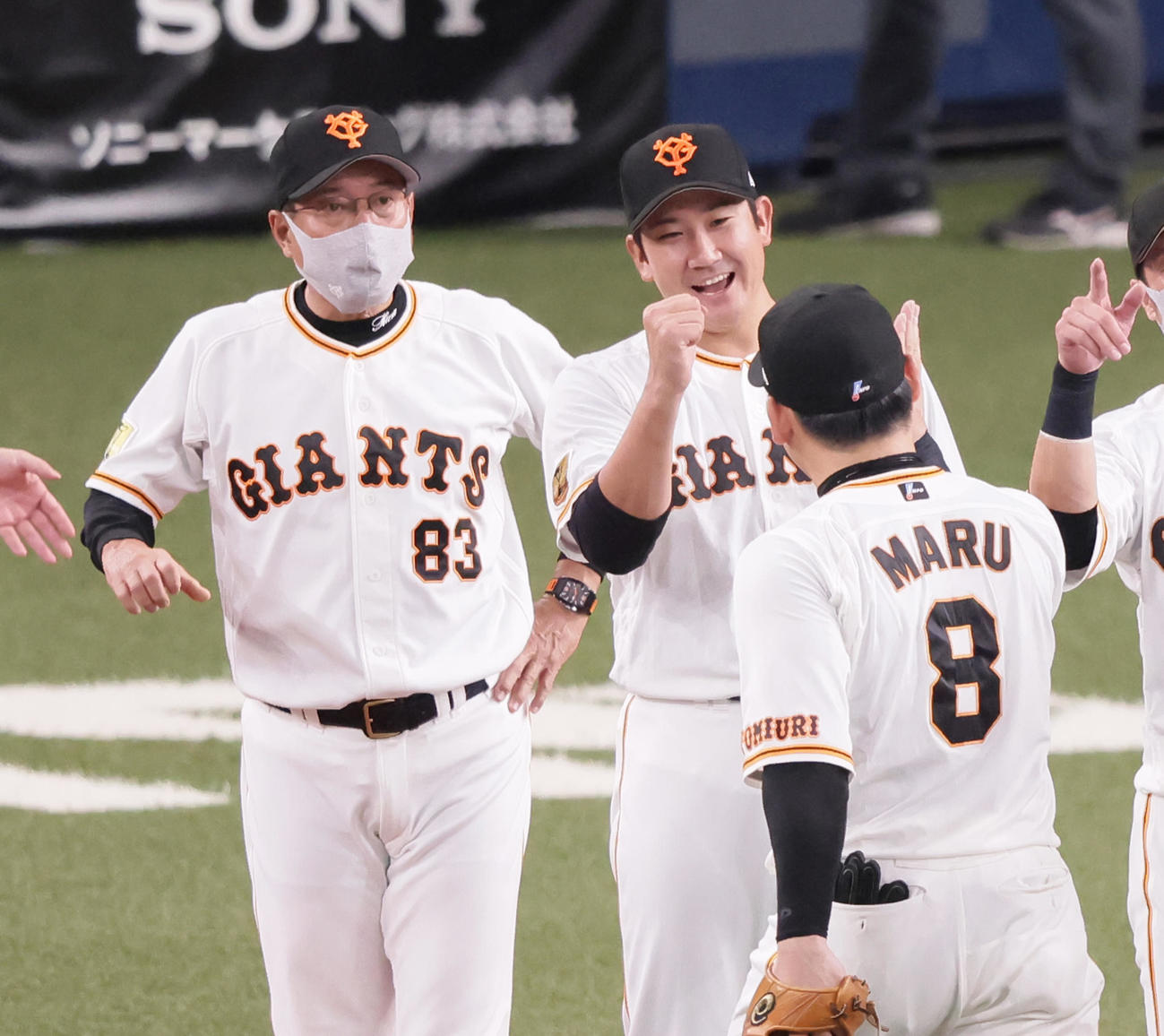 巨人対ヤクルト　勝利し笑顔で丸とタッチを交わす菅野（中央）。左は原監督（撮影・足立雅史）