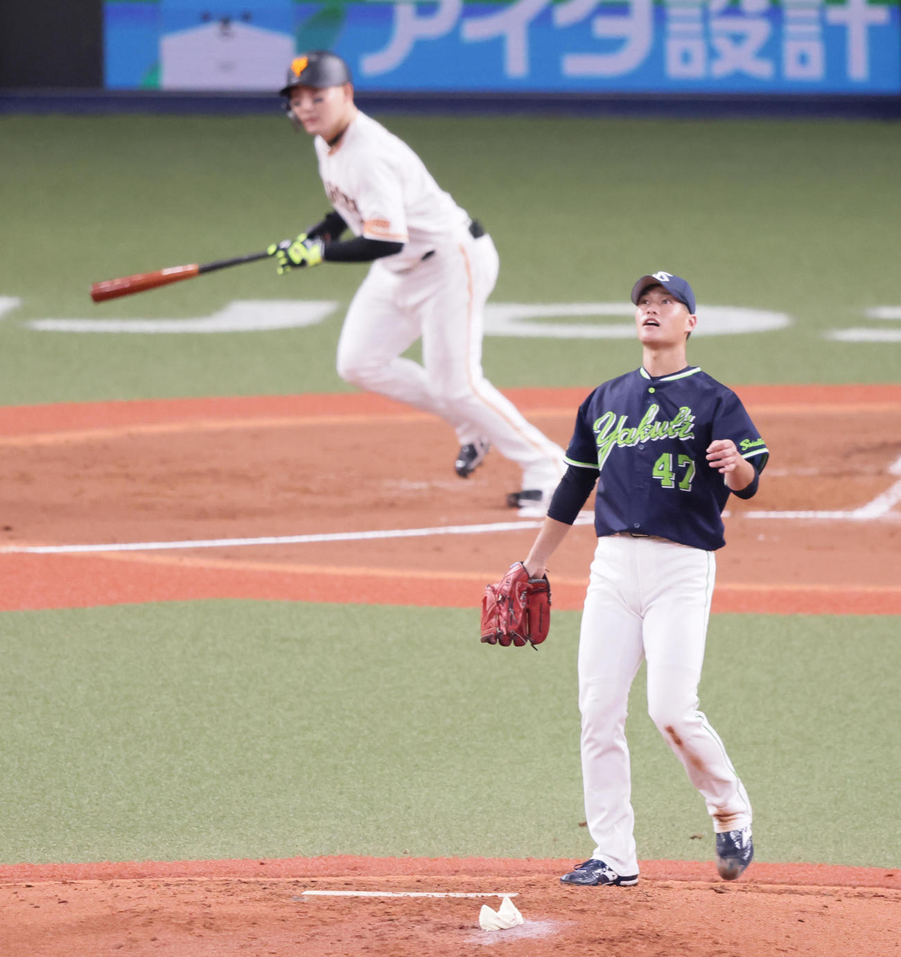 巨人対ヤクルト　3回裏巨人2死三塁、丸（後方）に右中間へ2点本塁打を浴びる高橋（撮影・足立雅史）