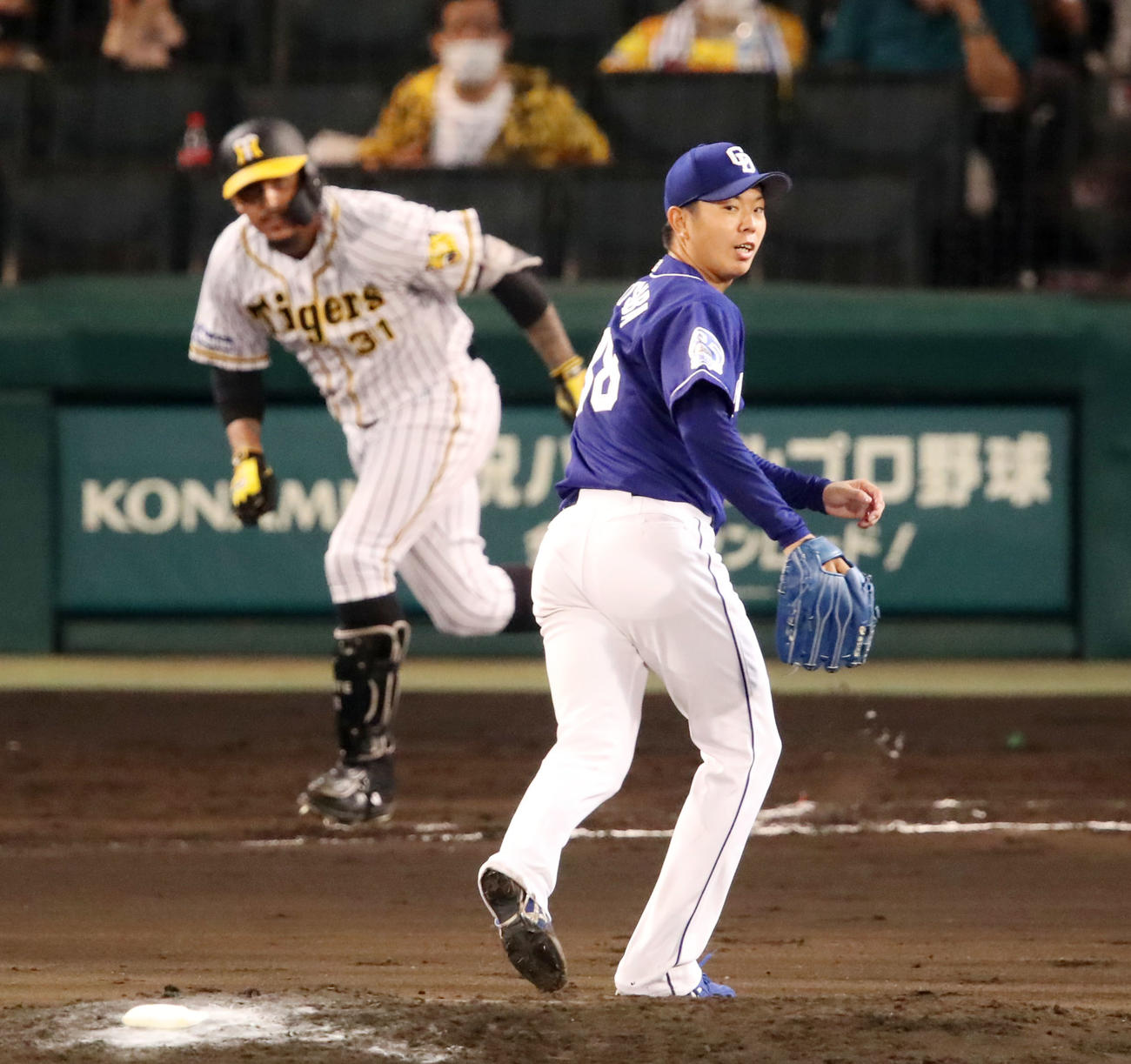 阪神対中日　6回裏阪神1死二塁、松葉はマルテに左前適時打を打たれ失点（撮影・加藤哉）