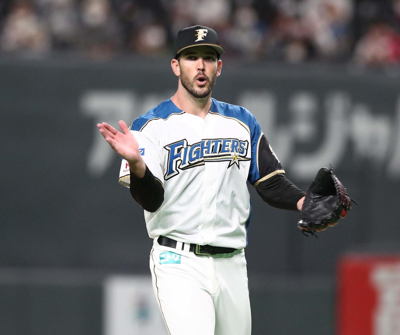 日本ハム対オリックス　5回表、打者を3人で抑えグラブをたたくバーヘイゲン（撮影・黒川智章）
