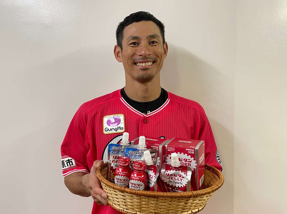 藤原とともに大正製薬株式会社「リポビタンfor Sports」のサポートアスリートに就任するロッテ荻野（球団提供）