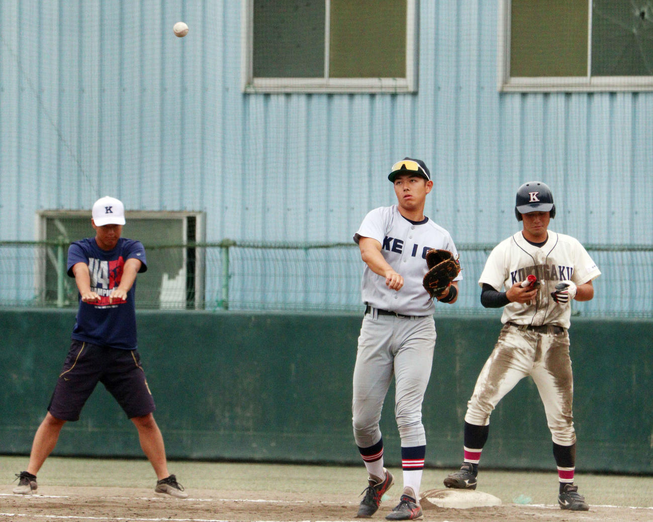 慶大対国学院大　けん制球を返球する慶大・清原内野手（撮影・関根直人）