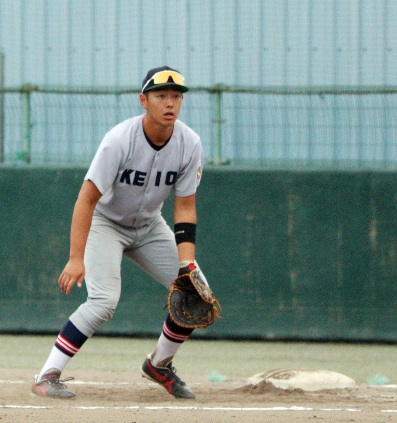 慶大対国学院大　守備に就く慶大・清原内野手（撮影・関根直人）