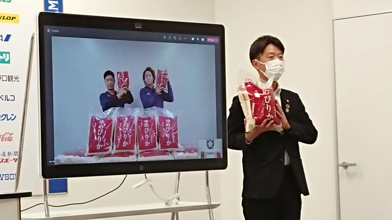 オンラインで贈呈式に臨んだ近藤（左）と伊藤（中央）右は北海道農業青年部協議会の稲村政崇会長（撮影・小林憲治）