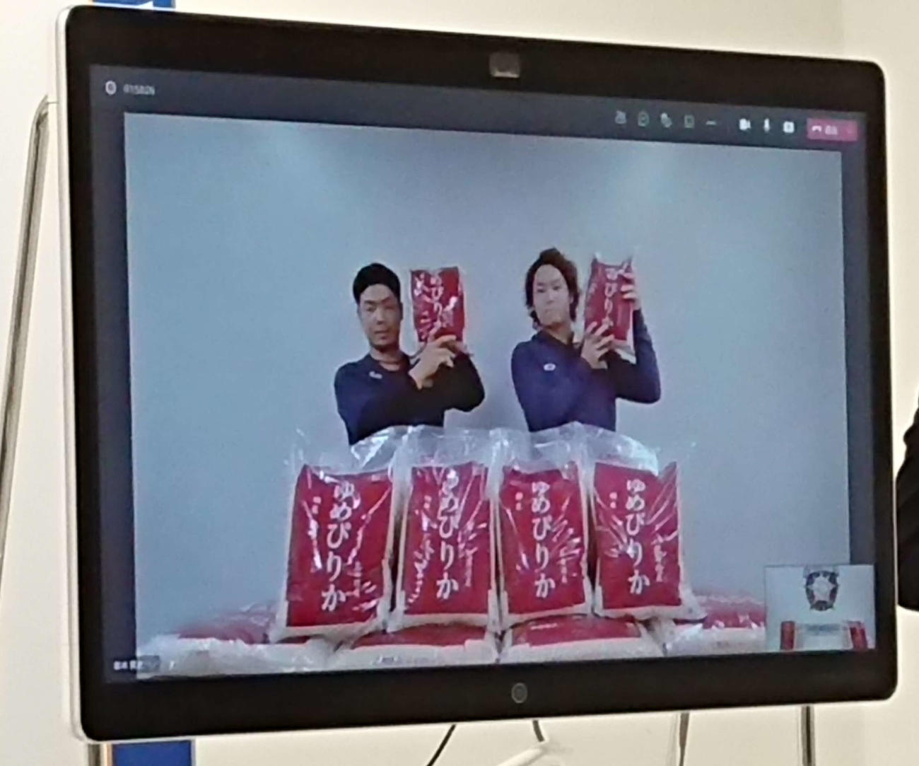 オンラインで贈呈式に臨んだ近藤（左）と伊藤（撮影・小林憲治）