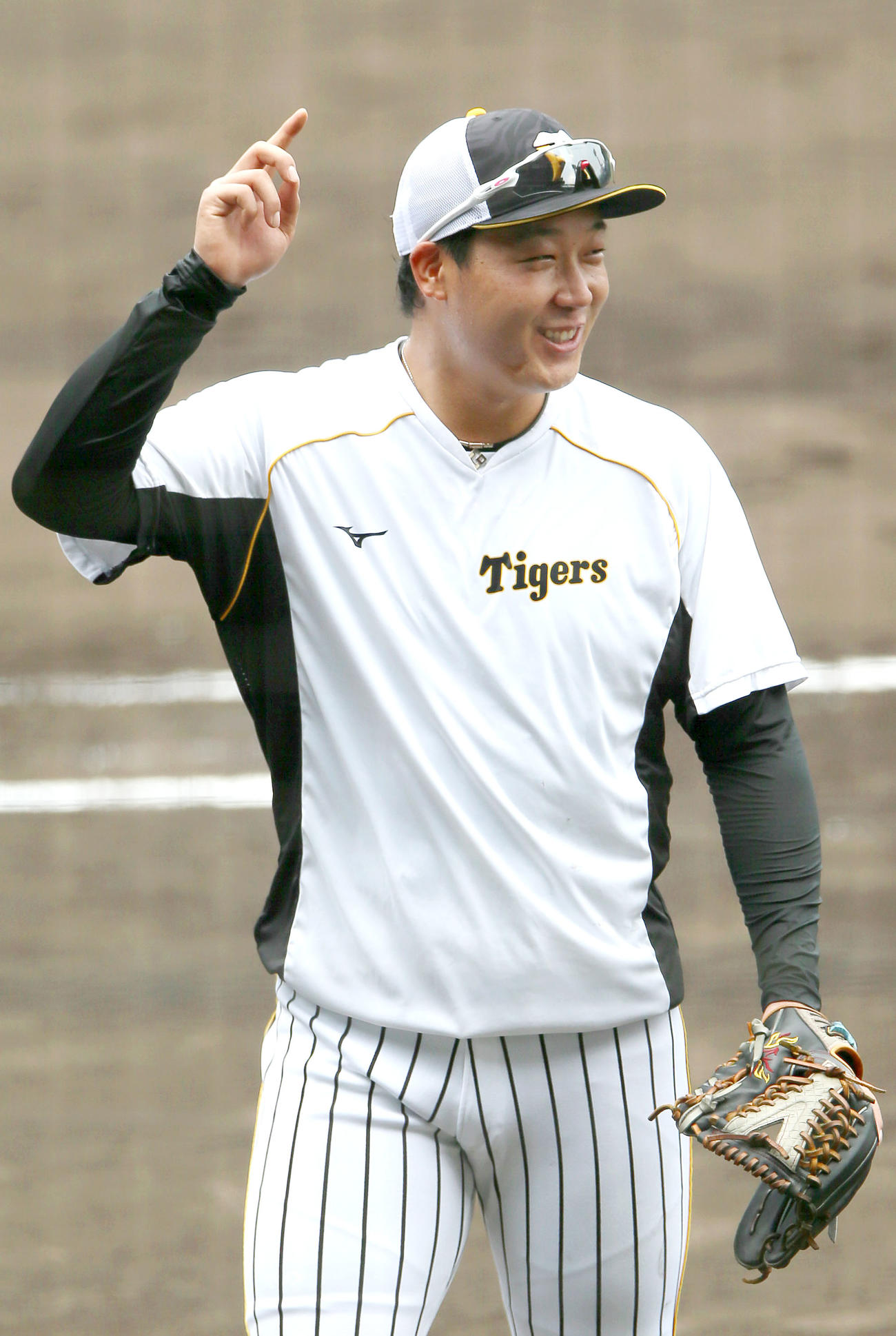 阪神対中日　試合前の練習でリラックスした表情の大山（撮影・上山淳一）