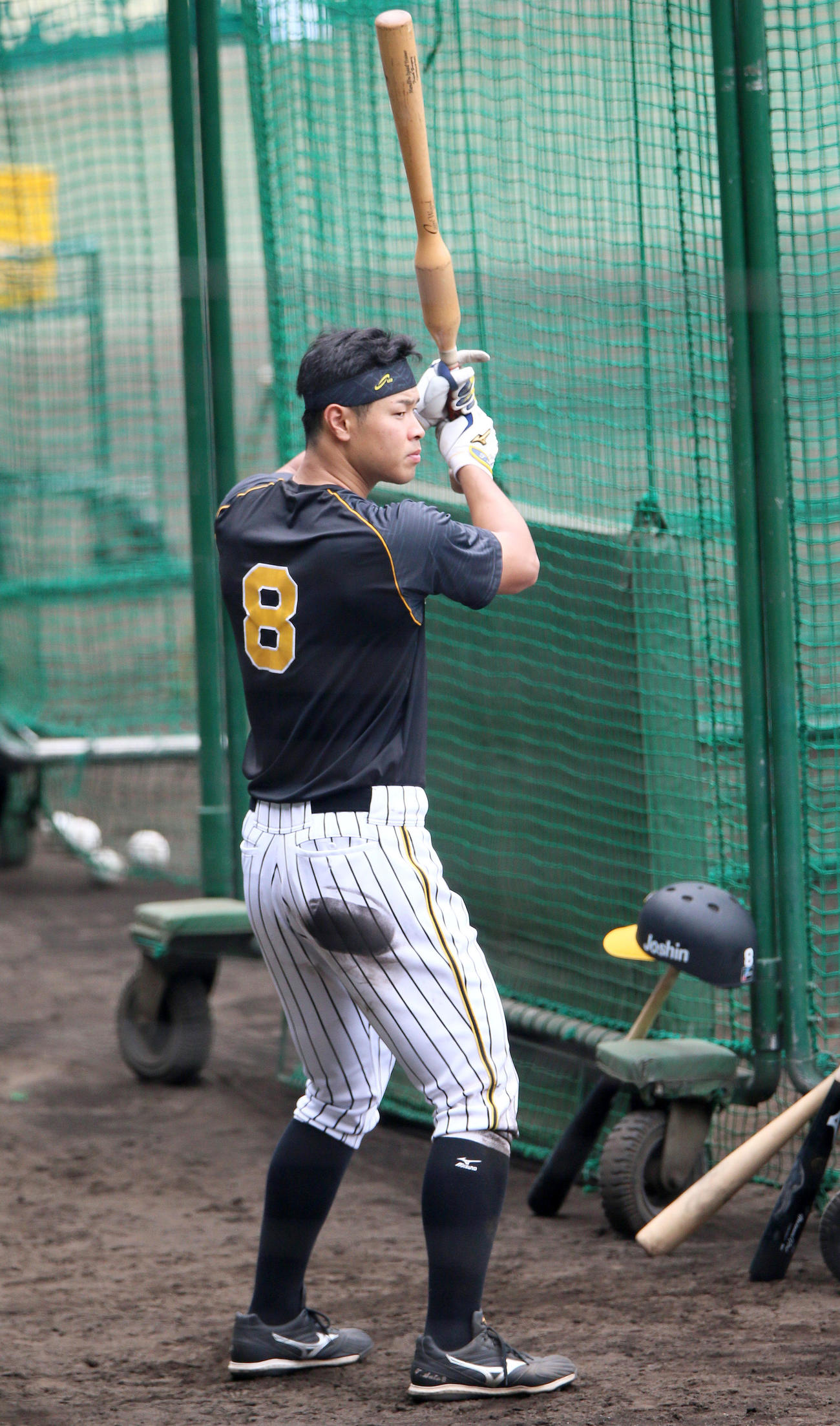 阪神対中日　試合前の練習に打ち込む佐藤輝（撮影・上山淳一）