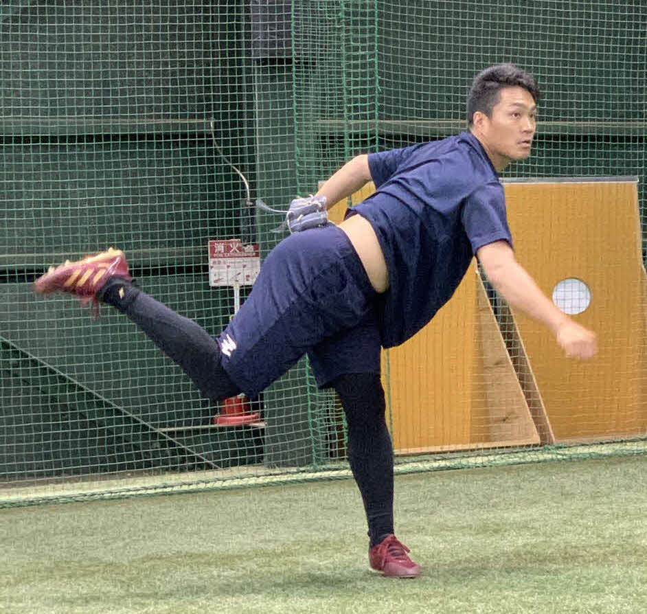 室内練習場でキャッチボールをする楽天則本昂（球団提供）
