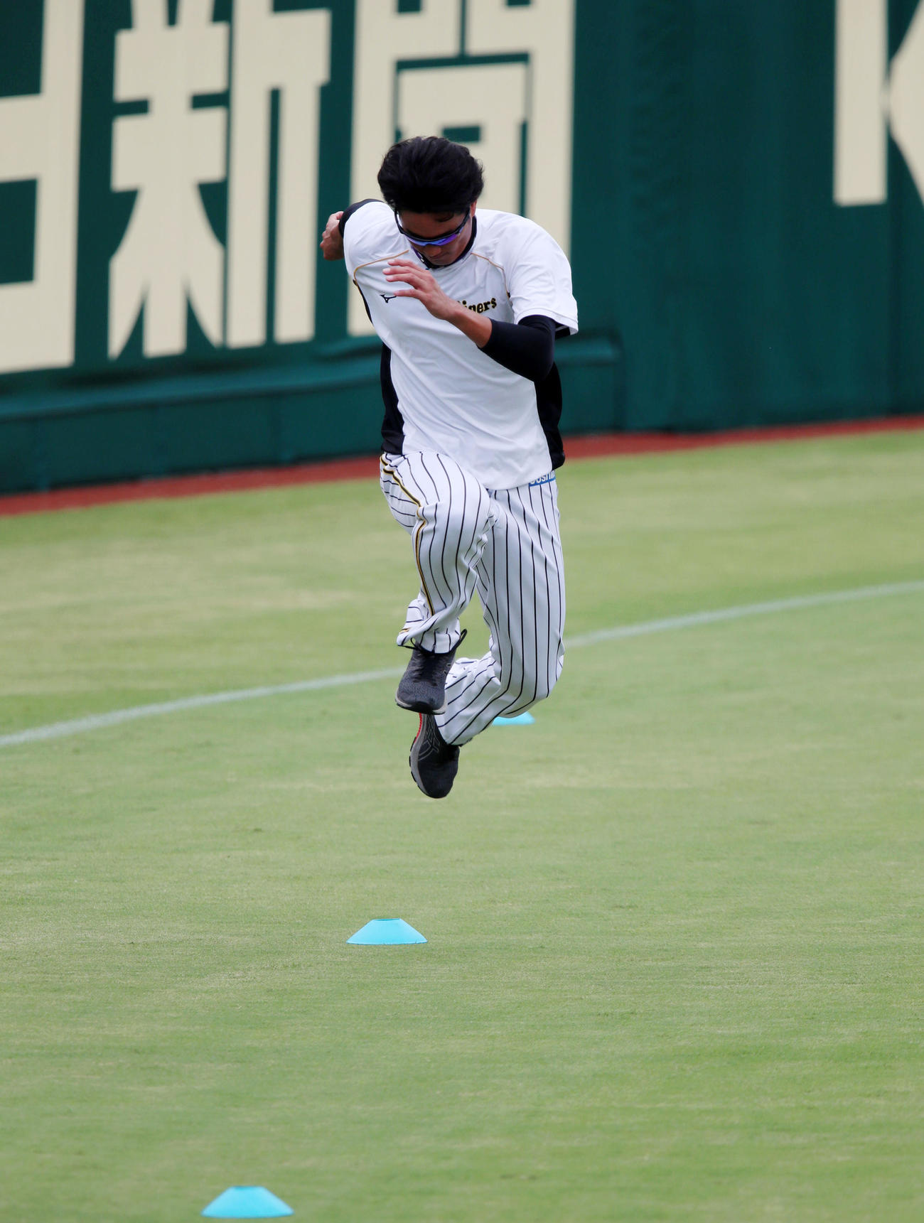 阪神対中日　練習でジャンプしてからダッシュする藤浪（撮影・加藤哉）