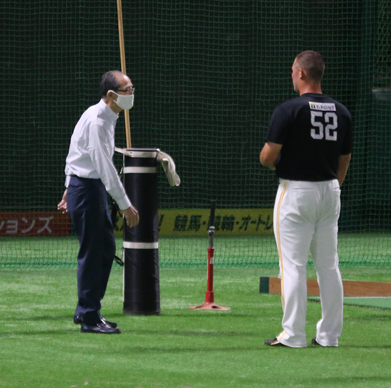 話をする王球団会長とリチャード（撮影・屋方直哉）