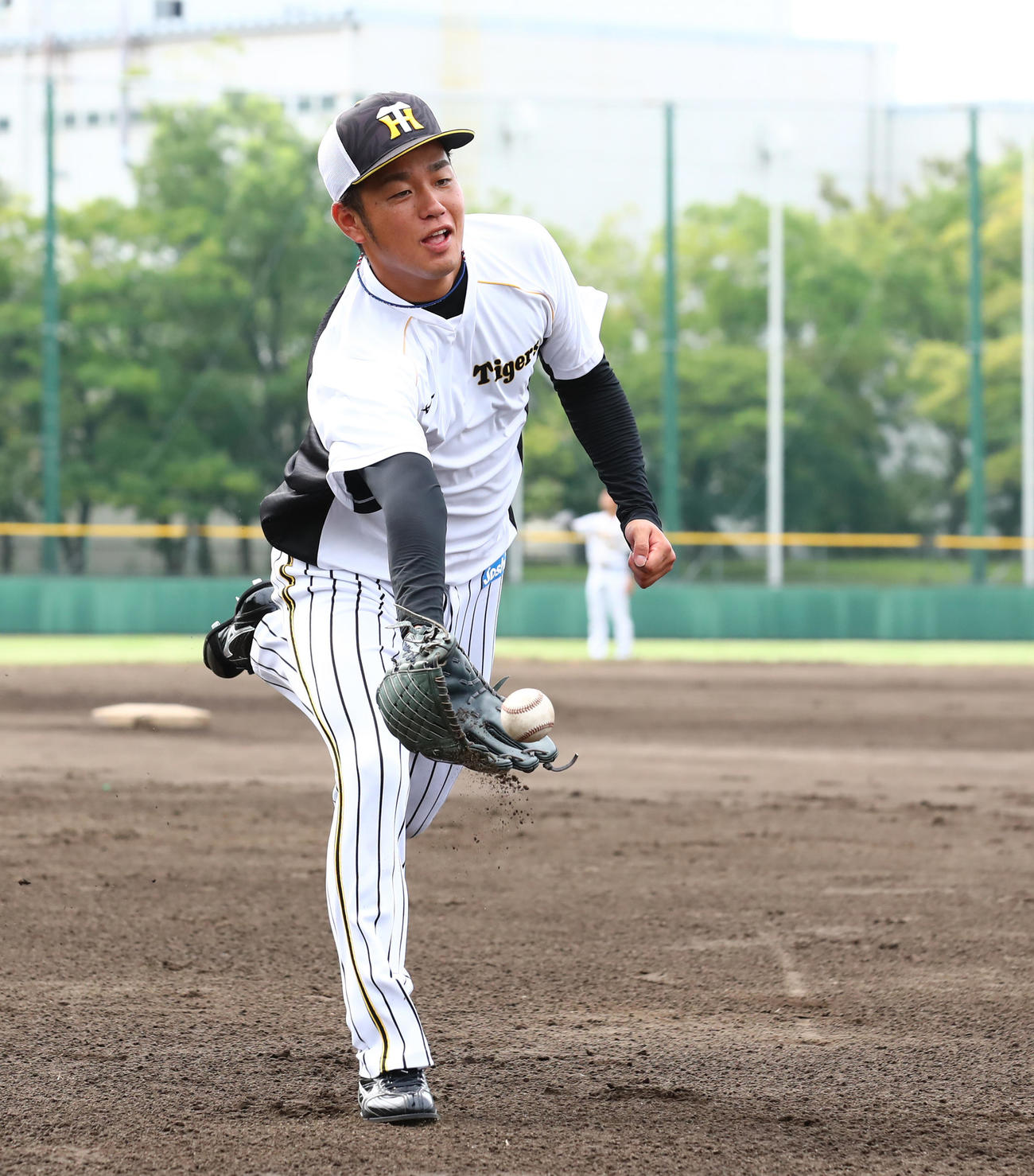 ノックを受ける阪神・高橋遥人（代表撮影）