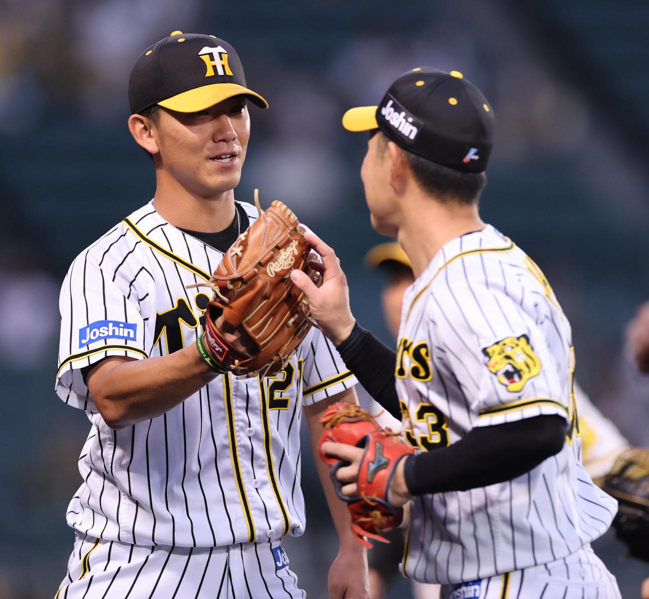 阪神対中日　初回を3者凡退に抑え糸原（右）とタッチを交わす伊藤将（撮影・清水貴仁）