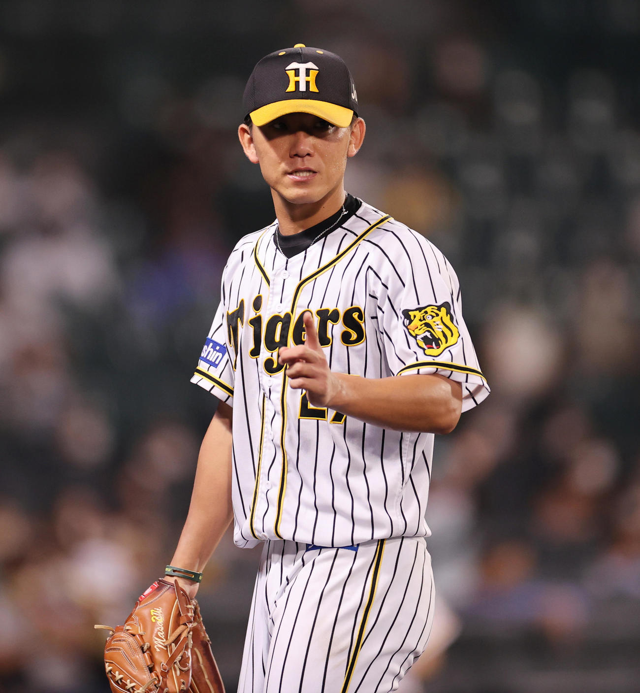 阪神対中日　7回、この回を無失点に抑える野手を指さす阪神伊藤将（撮影・清水貴仁）
