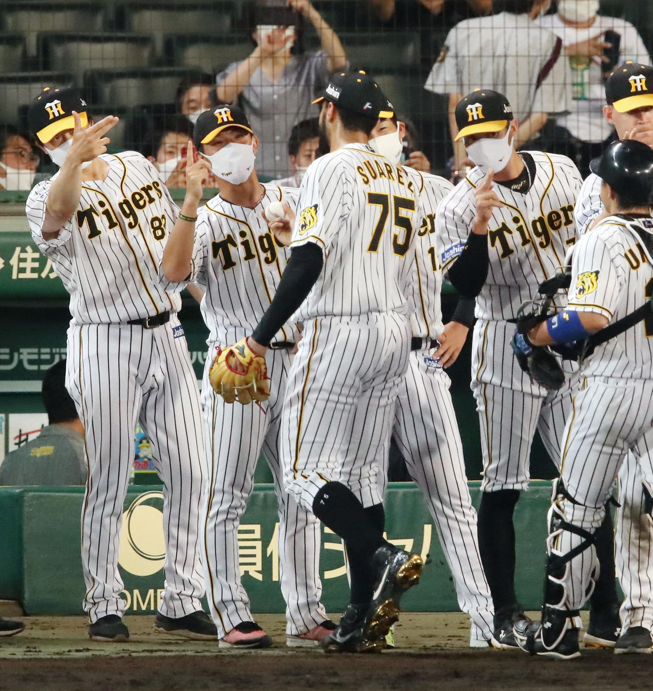阪神対中日　中日に勝利しウイニングボールをスアレス（右）から手渡される伊藤将（撮影・加藤哉）