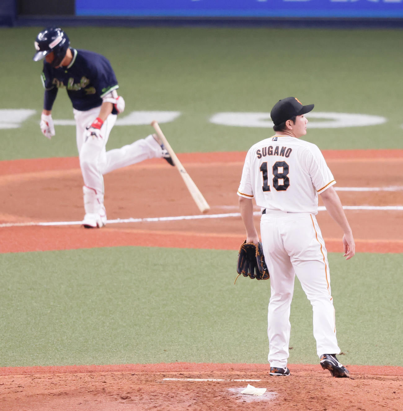 巨人対ヤクルト　6回表ヤクルト2死、塩見（左）にチーム初安打を許す菅野（撮影・足立雅史）