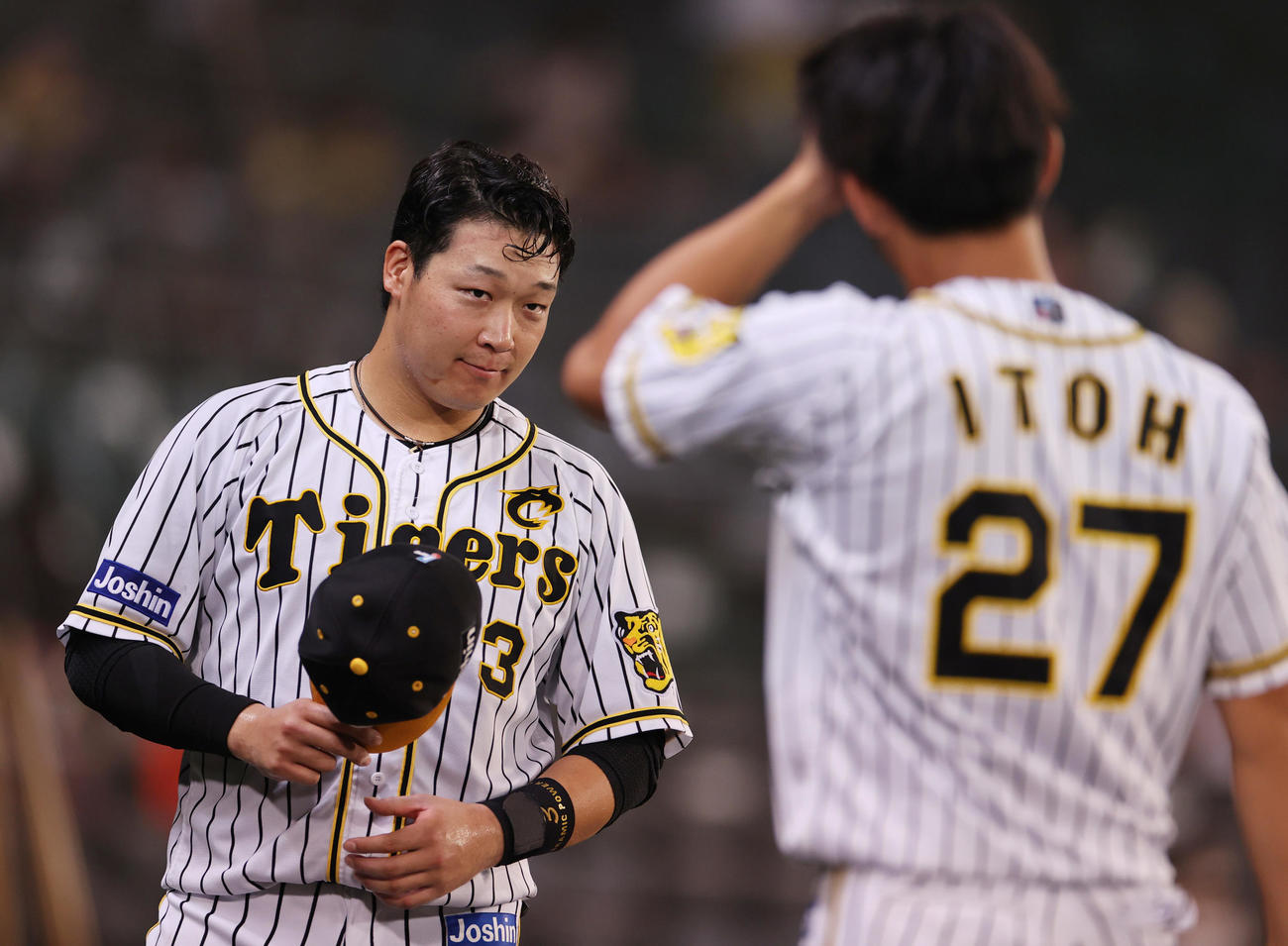 阪神対中日　試合後、ファンにあいさつする阪神大山（左）と伊藤将（撮影・清水貴仁）