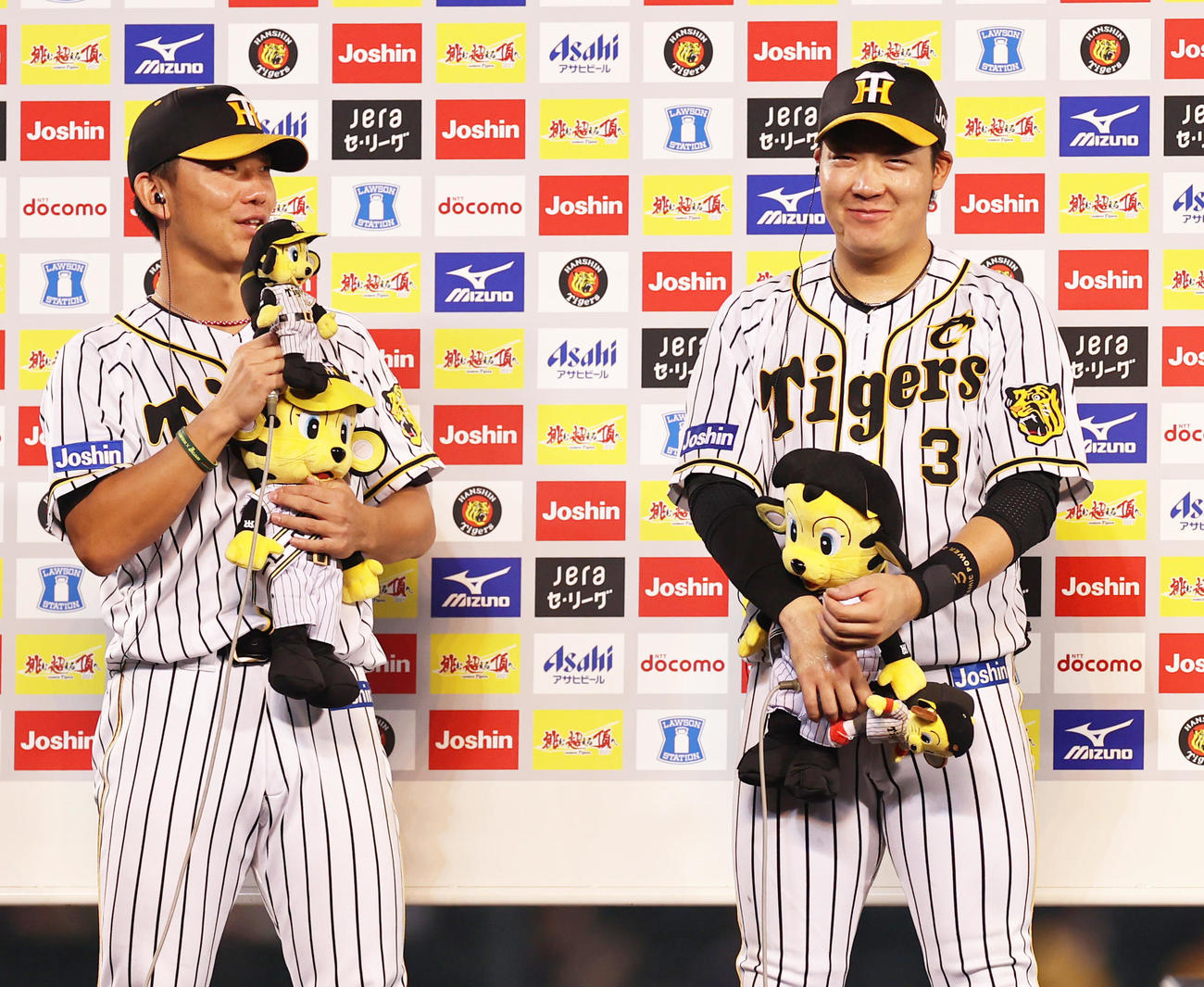 阪神対中日　ヒーローインタビューで決勝打の大山（右）に感謝を述べる伊藤将（撮影・清水貴仁）