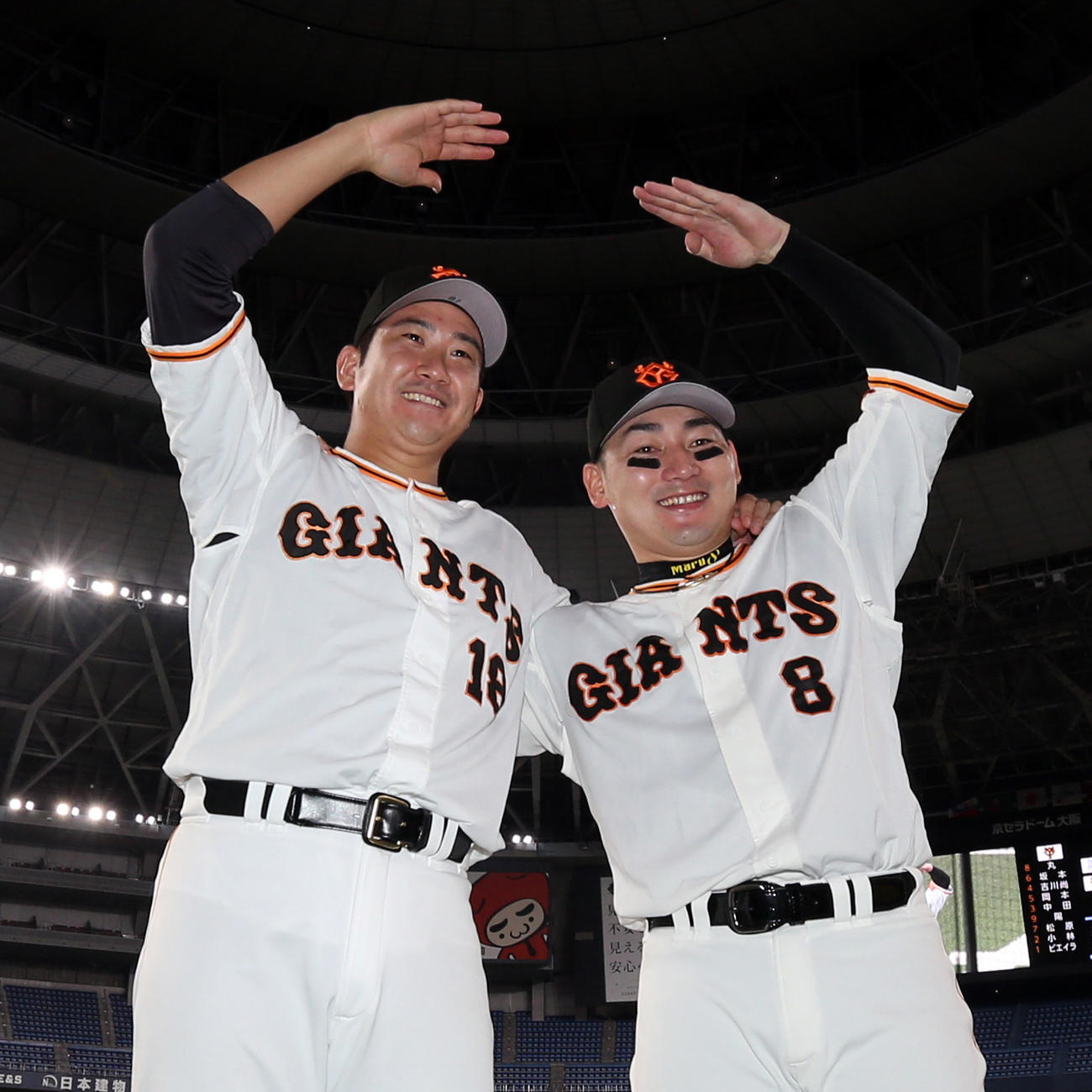 巨人対ヤクルト　ヒーローインタビュー後、丸ポーズを決める菅野（左）と丸（撮影・狩俣裕三）