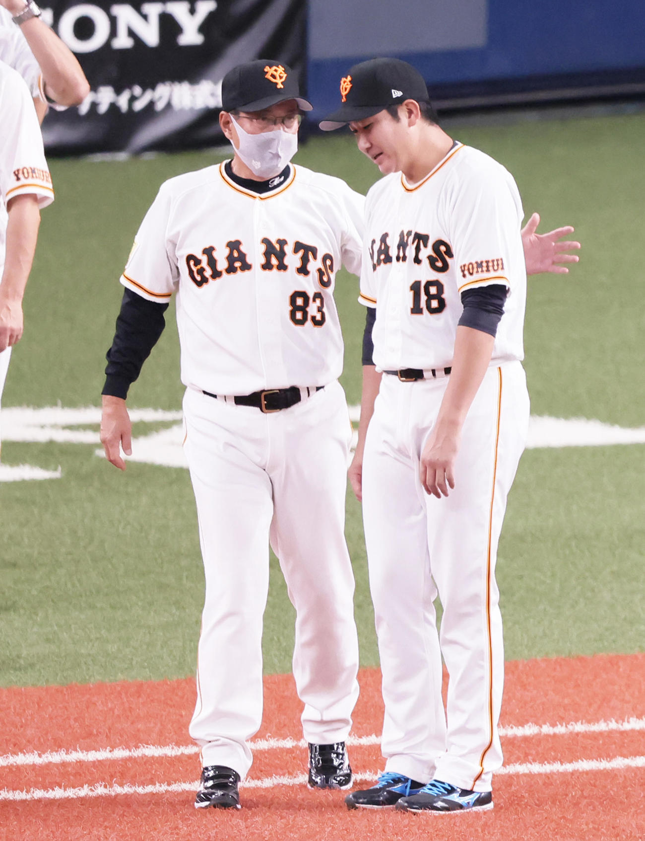 巨人対ヤクルト　勝利を挙げた巨人菅野（右）をねぎらう原監督（撮影・足立雅史）