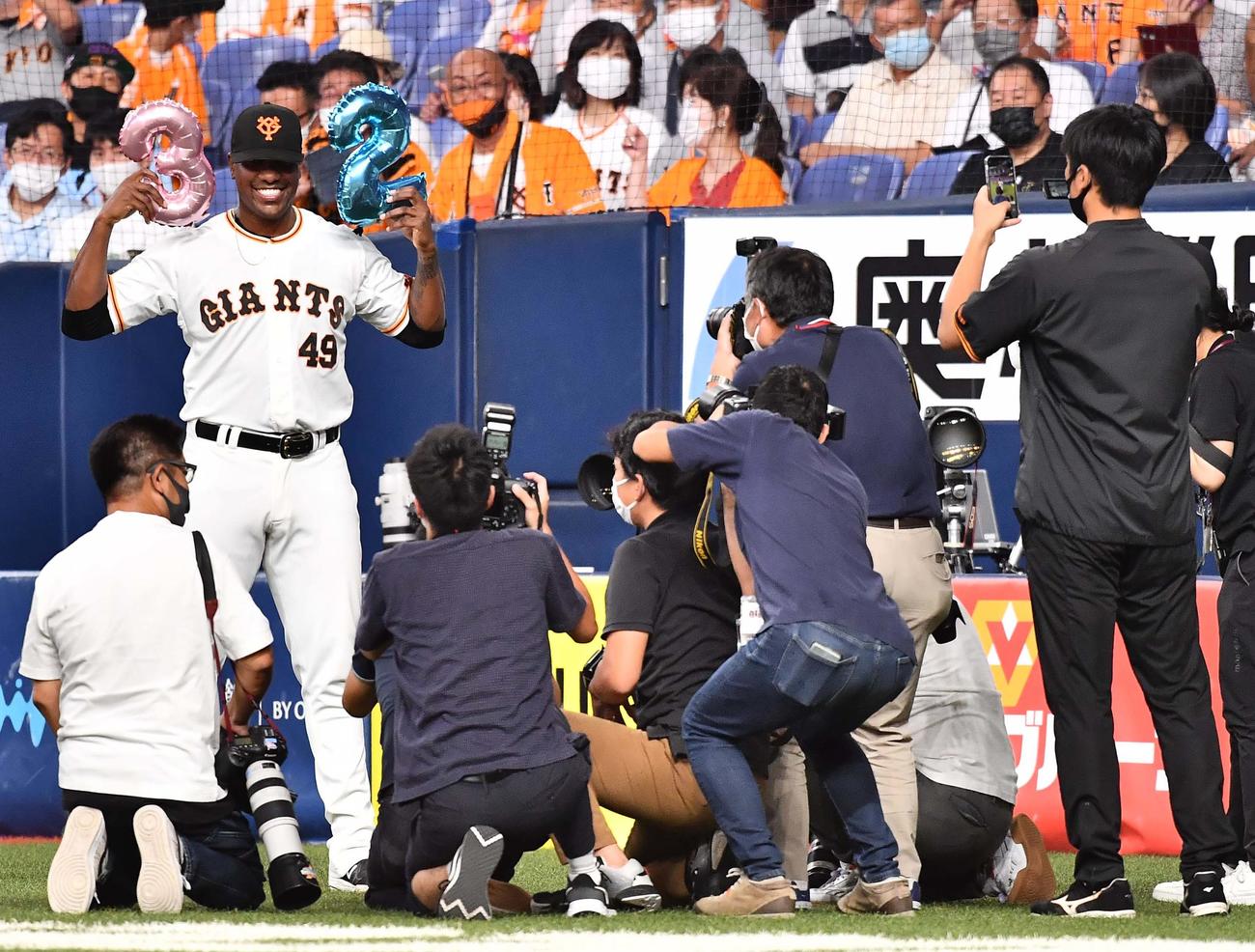 巨人対ヤクルト　9回に登板し32試合無失点に抑え記念撮影するチビエイラ（撮影・上田博志）
