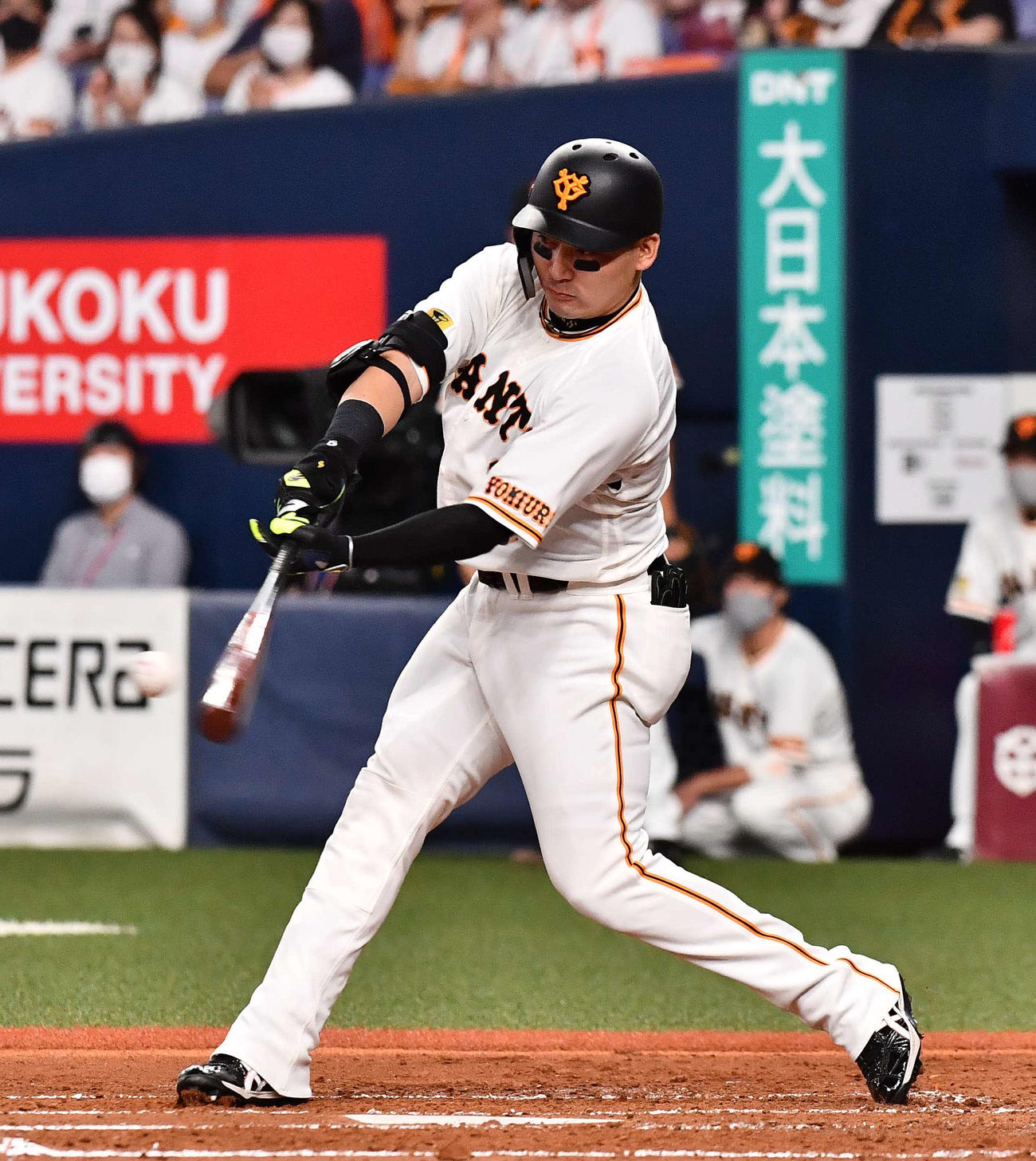 巨人対ヤクルト　3回裏巨人2死三塁、右中間へ先制2点本塁打を放つ丸（撮影・上田博志）