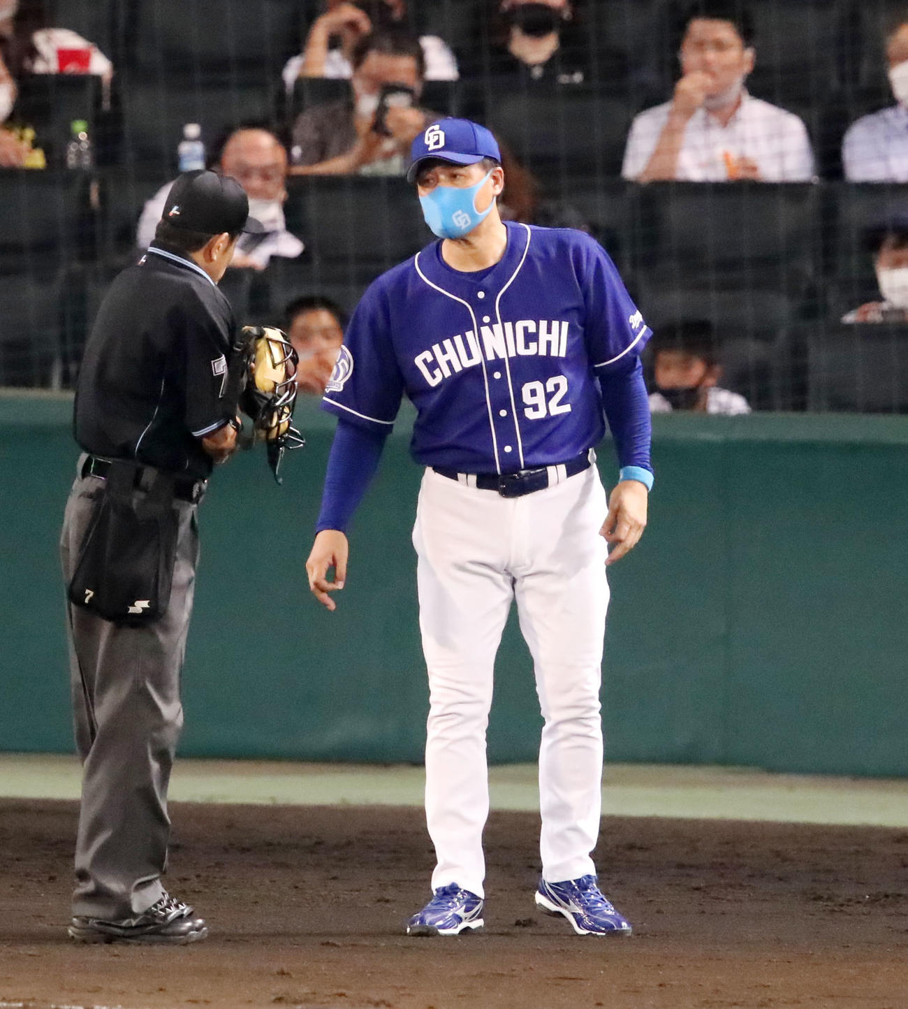 阪神対中日　8回裏、投手交代を告げる与田監督（撮影・加藤哉）
