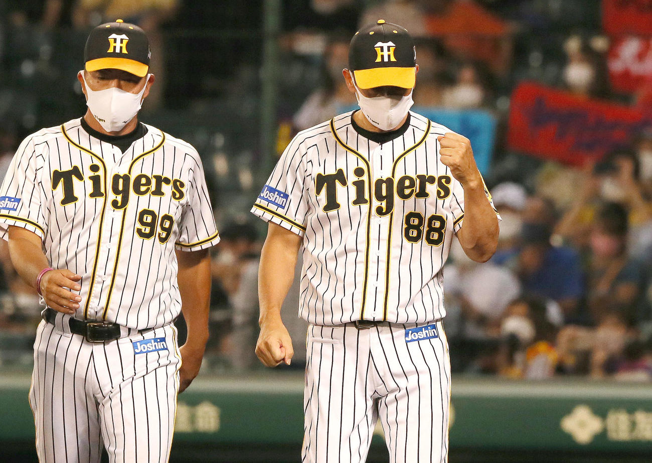 阪神対中日　矢野監督（右）は中日に勝利しガッツポーズする（撮影・上山淳一）