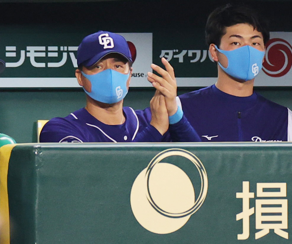 阪神対中日　6回、選手のプレーに拍手を送る中日与田監督（撮影・清水貴仁）